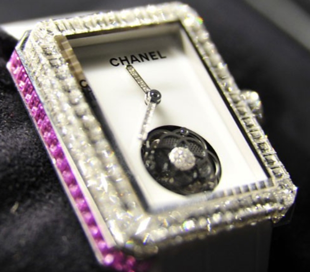 シャネルの新作トゥールビヨンコピー時計の実物写真