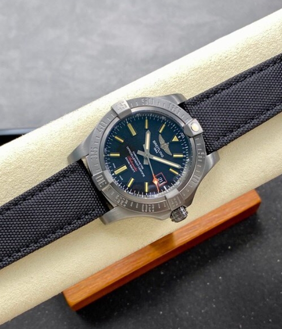 2025年 偽物ブライトリング アベンジャー V17311101B1W1アップグレードの詳細