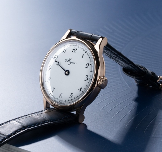 ブレゲ精巧に彫刻されたゴールドリングにセットされています