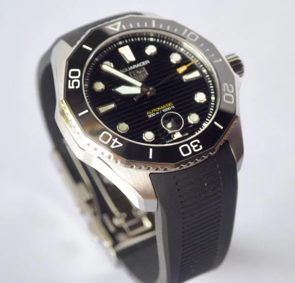 タグホイヤーコピーN級品アクアレーサー プロフェッショナルブラックラバーWBP201A.FT6197