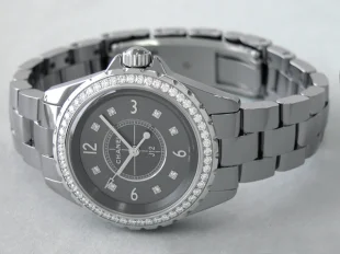 シャネル J12　クロマティック 33mm　8Pダイヤ　ベゼルダイヤ　チタンセラミック グレー H2565 時計