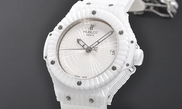 (HUBLOT)ウブロ ブランドコピー ビッグバン ホワイトキャビア ホワイトセラミック 346.HX.2800.RW